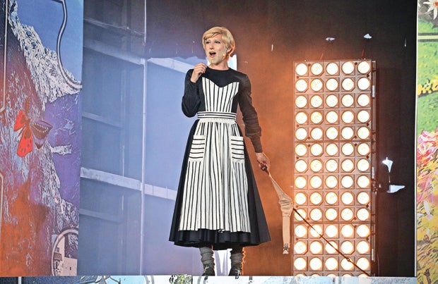 Conchita feiert wilde Oben-ohne-Party