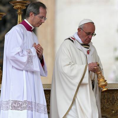 Tausende Gläubige feiern mit Papst Franziskus die Ostermesse.