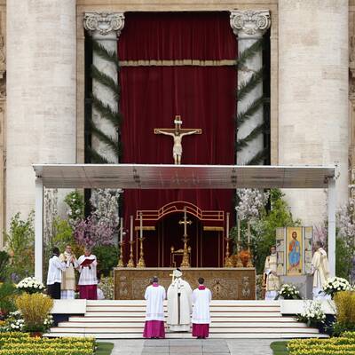 Tausende Gläubige feiern mit Papst Franziskus die Ostermesse.