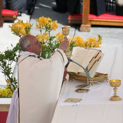 Tausende Gläubige feiern mit Papst Franziskus die Ostermesse.