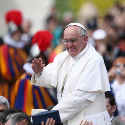 Tausende Gläubige feiern mit Papst Franziskus die Ostermesse.