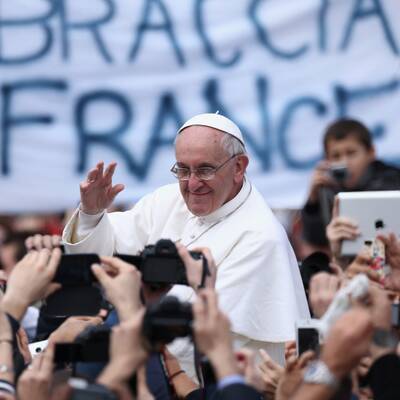 Tausende Gläubige feiern mit Papst Franziskus die Ostermesse.