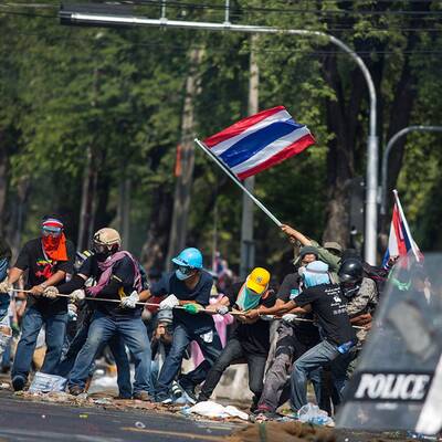 Szenen wie im Bürgerkrieg im Regierungsviertel von Bangkok