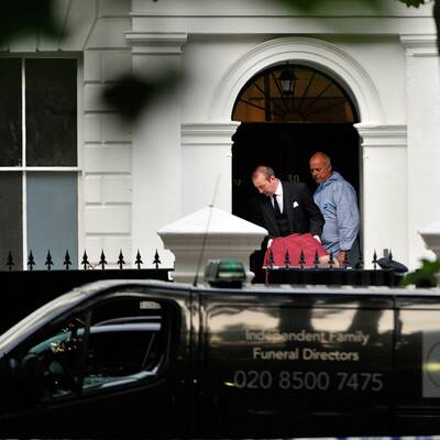 Die Leiche von Amy Winehouse wird aus ihrem Haus gebracht