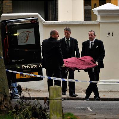 Die Leiche von Amy Winehouse wird aus ihrem Haus gebracht