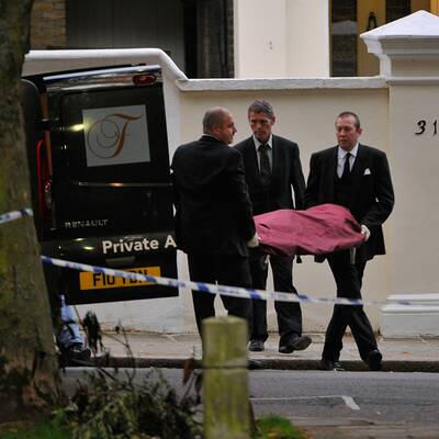 Die Leiche von Amy Winehouse wird aus ihrem Haus gebracht