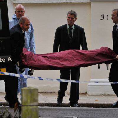 Die Leiche von Amy Winehouse wird aus ihrem Haus gebracht