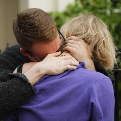 Die Leiche von Amy Winehouse wird aus ihrem Haus gebracht