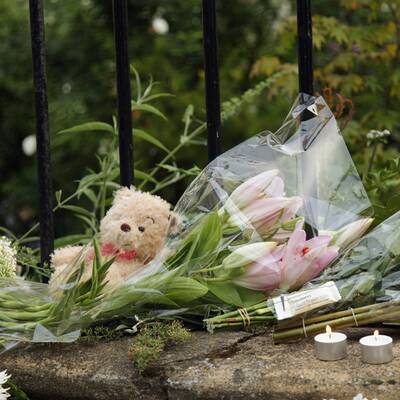 Die Leiche von Amy Winehouse wird aus ihrem Haus gebracht