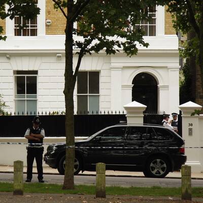 Die Leiche von Amy Winehouse wird aus ihrem Haus gebracht