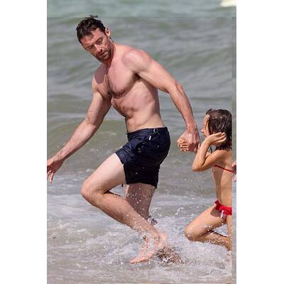 Hugh Jackman: Waschbrettbauch am Strand