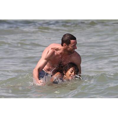 Hugh Jackman: Waschbrettbauch am Strand