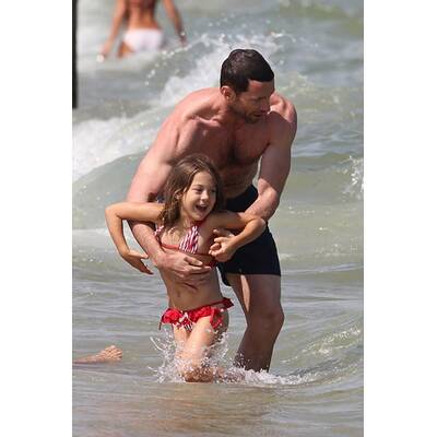 Hugh Jackman: Waschbrettbauch am Strand