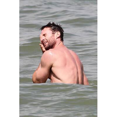 Hugh Jackman: Waschbrettbauch am Strand