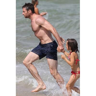 Hugh Jackman: Waschbrettbauch am Strand