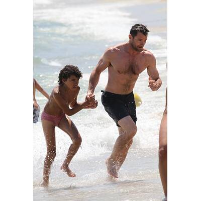 Hugh Jackman: Waschbrettbauch am Strand