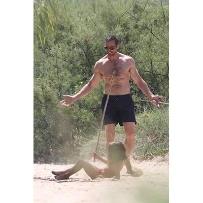 Hugh Jackman: Waschbrettbauch am Strand