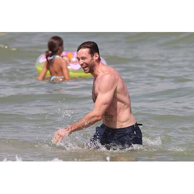 Hugh Jackman: Waschbrettbauch am Strand