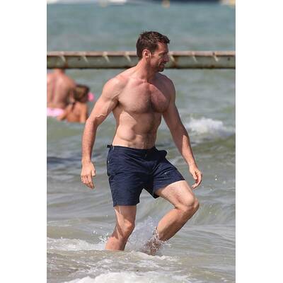Hugh Jackman: Waschbrettbauch am Strand