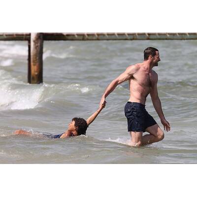 Hugh Jackman: Waschbrettbauch am Strand