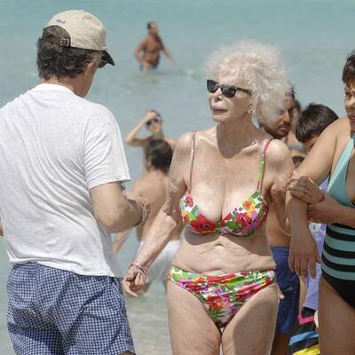 Herzogin von Alba (85): Verliebt im Bikini