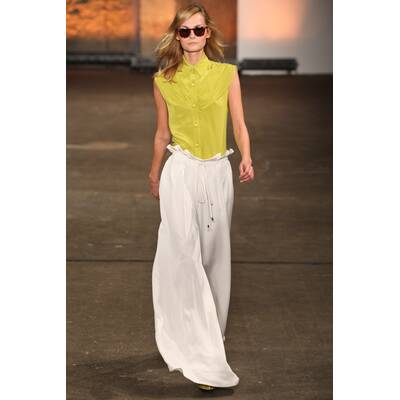 Rebecca Mir am Laufsteg in NY