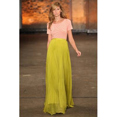 Rebecca Mir am Laufsteg in NY