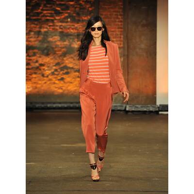 Rebecca Mir am Laufsteg in NY