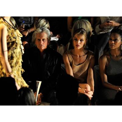 Michael Douglas genießt die New York Fashion Week mit Rosie Huntington-Whitely
