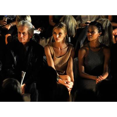 Michael Douglas genießt die New York Fashion Week mit Rosie Huntington-Whitely