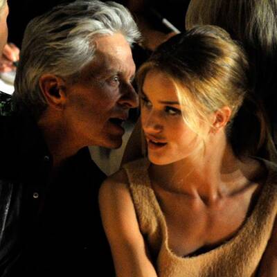 Michael Douglas genießt die New York Fashion Week mit Rosie Huntington-Whitely