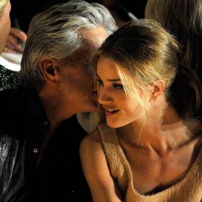 Michael Douglas genießt die New York Fashion Week mit Rosie Huntington-Whitely