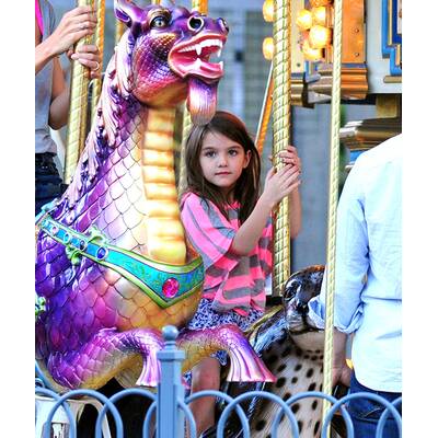 Suri Cruise rockt das Karussell