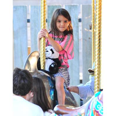 Suri Cruise rockt das Karussell