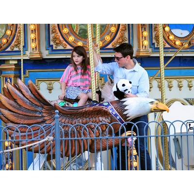 Suri Cruise rockt das Karussell