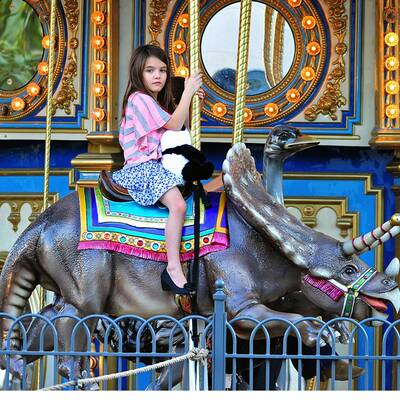 Suri Cruise rockt das Karussell