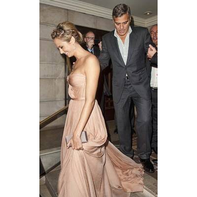 'Mrs. Clooney' zeigt Dekolleté