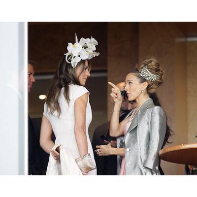 Sarah Jessica Parker, Liz Hurley, Joan Collins besuchen Veranstaltung Crown Oaks 