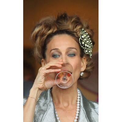 Sarah Jessica Parker, Liz Hurley, Joan Collins besuchen Veranstaltung Crown Oaks 