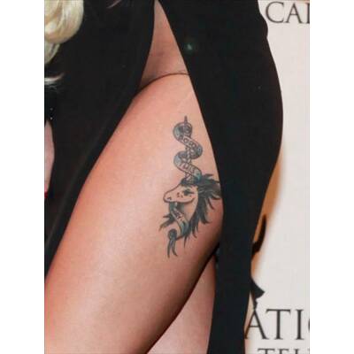 Lady Gaga hat ein Einhorn am Bein