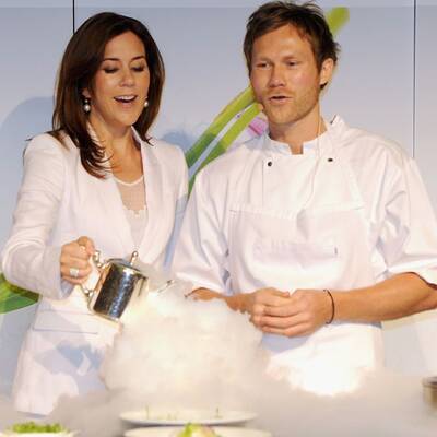 Mary von Dänemark hinter dem Herd