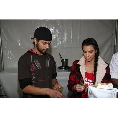 Kim Kardashian hilft Obdachlosenheim.