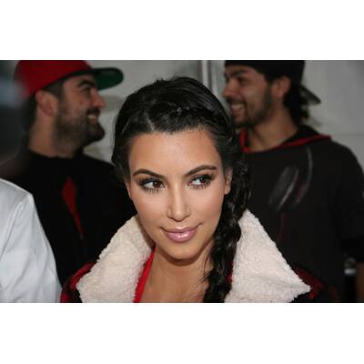 Kim Kardashian hilft Obdachlosenheim.