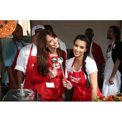 Kim Kardashian hilft Obdachlosenheim.