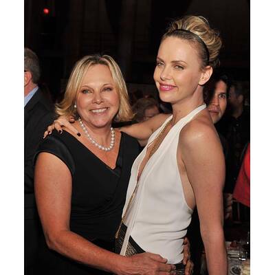 Sexy Dekolleté: Charlize Theron