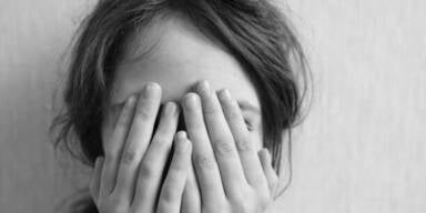 Mutter t&ouml;tete Nachbarn, der ihr Kind missbrauchte