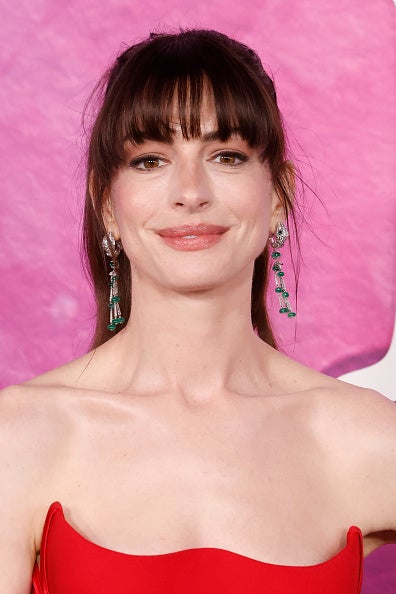 Vorher-Vergleich: Anne Hathaway im April 2024 mit deutlich müderem Blick und ersten Alterserscheinungen im Bereich des Mundes und der Kinnpartie.