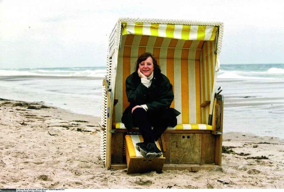 Erinnerungen teilt Angela Merkel (hier die damalige CDU-Generalsekretärin 2000 an der Ostsee) in ihrem Buch und in Interviews.  