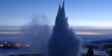 Island: Geysir Eruption bei Minusgraden
