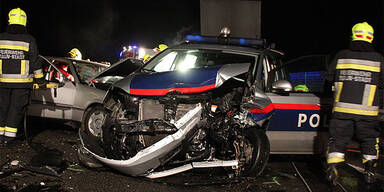 Geisterfahrer rast in Polizeiauto 